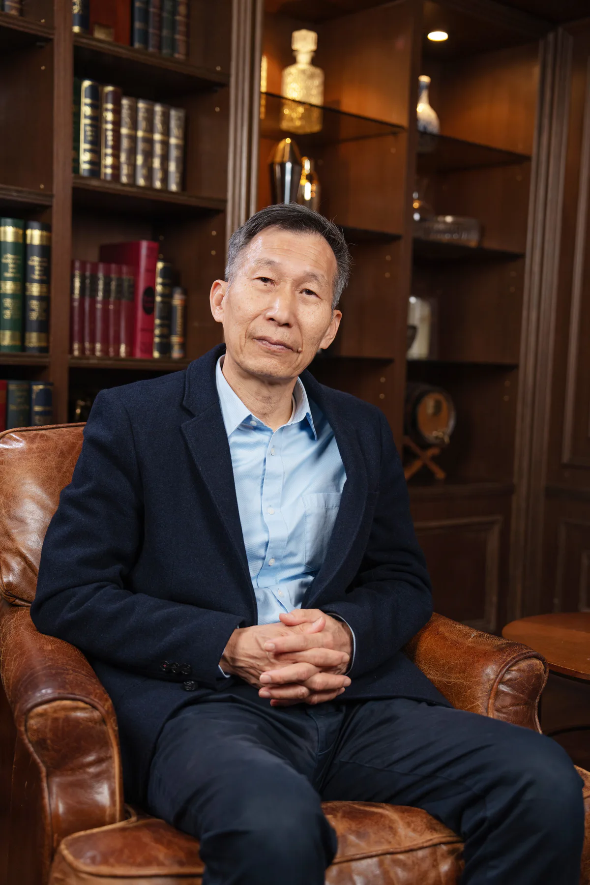 闕又上於書房中的正式形象照